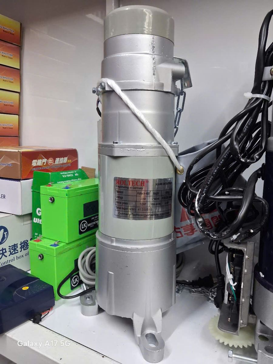 Môtơ cửa cuốn nhập khẩu ĐàiLoan 100%( công nghê Đức). Bảo hành 3 năm giá 7.900k/bộ.